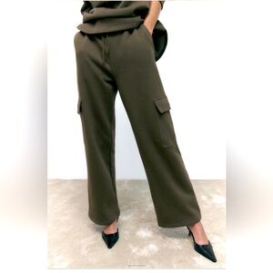 Zara Mid-rise pants made of cotton blend fabric. In excellent condition size L